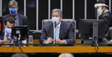 Por 341 votos a favor, 121 contra e 10 abstenções, foi aprovado o texto principal da PEC que abre espaço fiscal para o pagamento do auxílio emergencial.