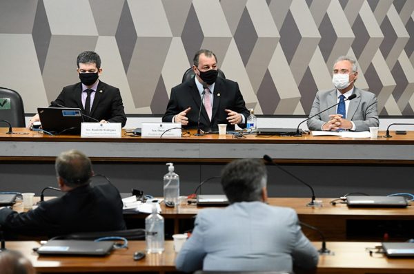 No Congresso, um clima de desconfiança se instalou entre os senadores da CPI