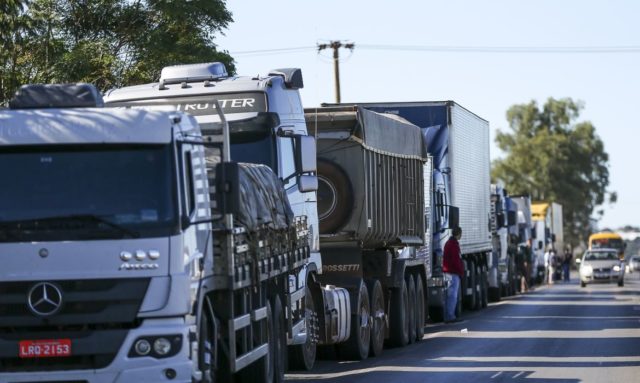 Caminhoneiros alegam que o preço do frete tornou-se inviável ante o reajuste no diesel