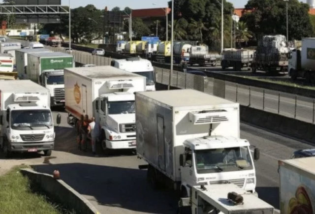 Caminhoneiros: categoria está dividida entre paralisação e aumento no preço do frete, diz liderança