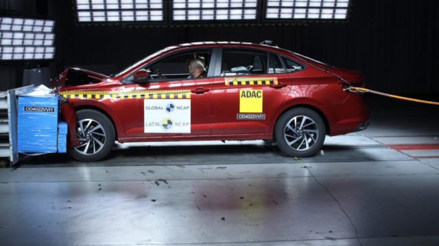 O Toyota Corolla, produzido no Brasil, alcançou cinco estrelas no mais recente teste de segurança do Latin NCAP; Polo atingiu três estrelas