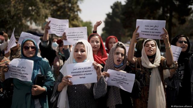 Na segunda-feira, jovens afegãs se reuniram do lado de fora da Universidade de Cabul para protestar contra a proibição do Talibã à educação feminina