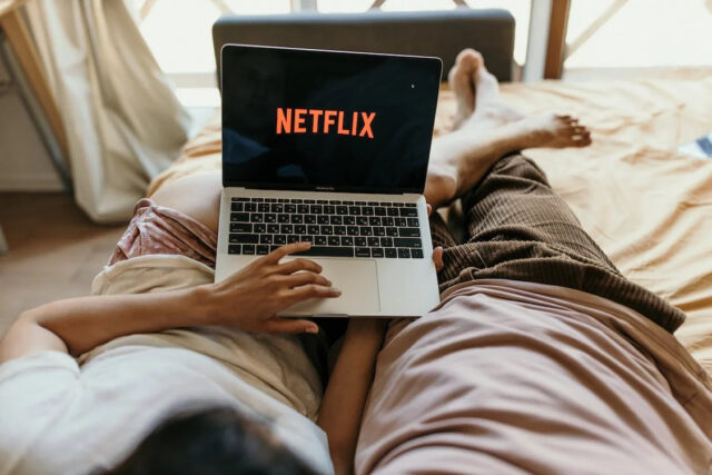 A Netflix, que expandiu sua repressão para mais de 100 outros países, incluindo o Brasil, viu seus quatro maiores dias de aquisição de usuários nos EUA