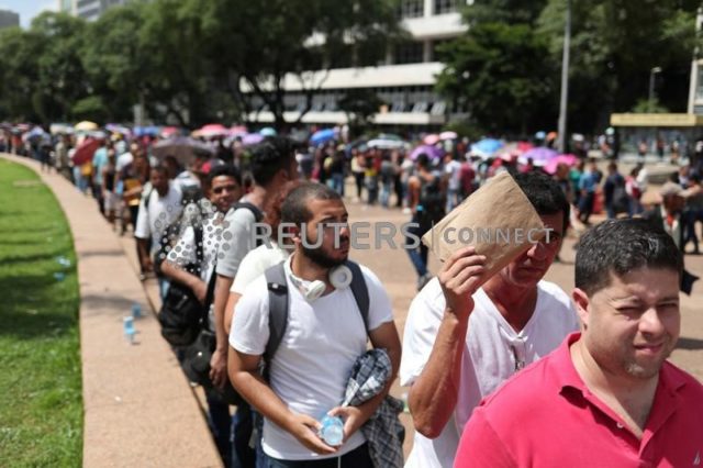 Desemprego no Brasil cai a 10,5% no trimestre até abril, menor nível desde o início de 2016